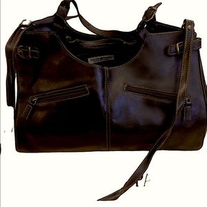 Focus handbag with optional strap for crossbody